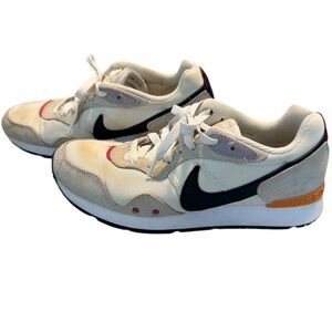 Nike Venture Runner Coconut Milk Light Curry Size 7 Sneaker Retro Style Shoe